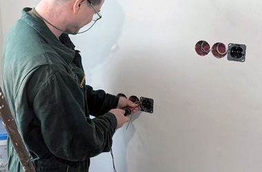 Искрение в розетке Искрит розетка причины